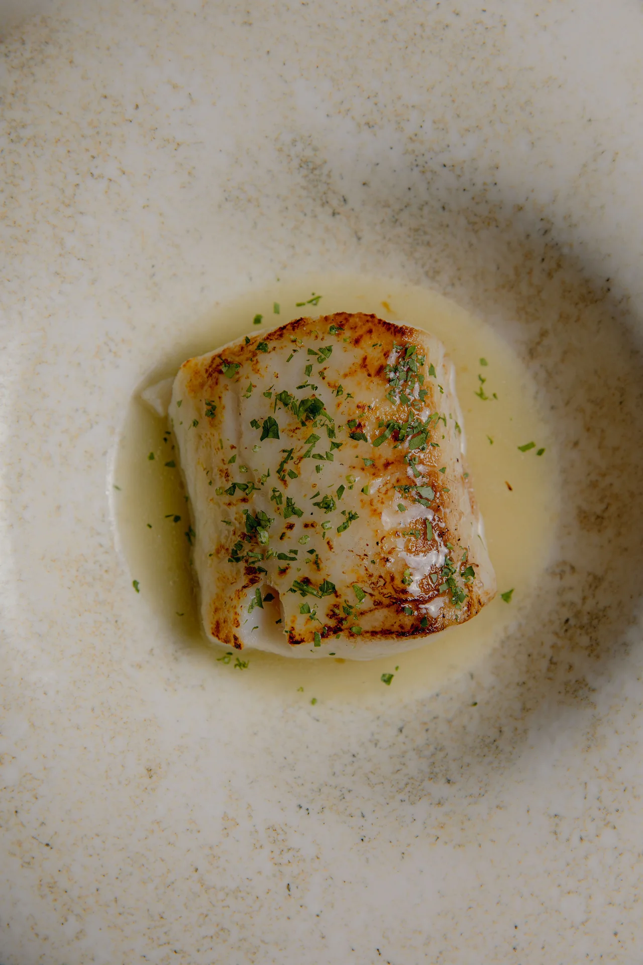 Pescado a la plancha con salsa y hierbas