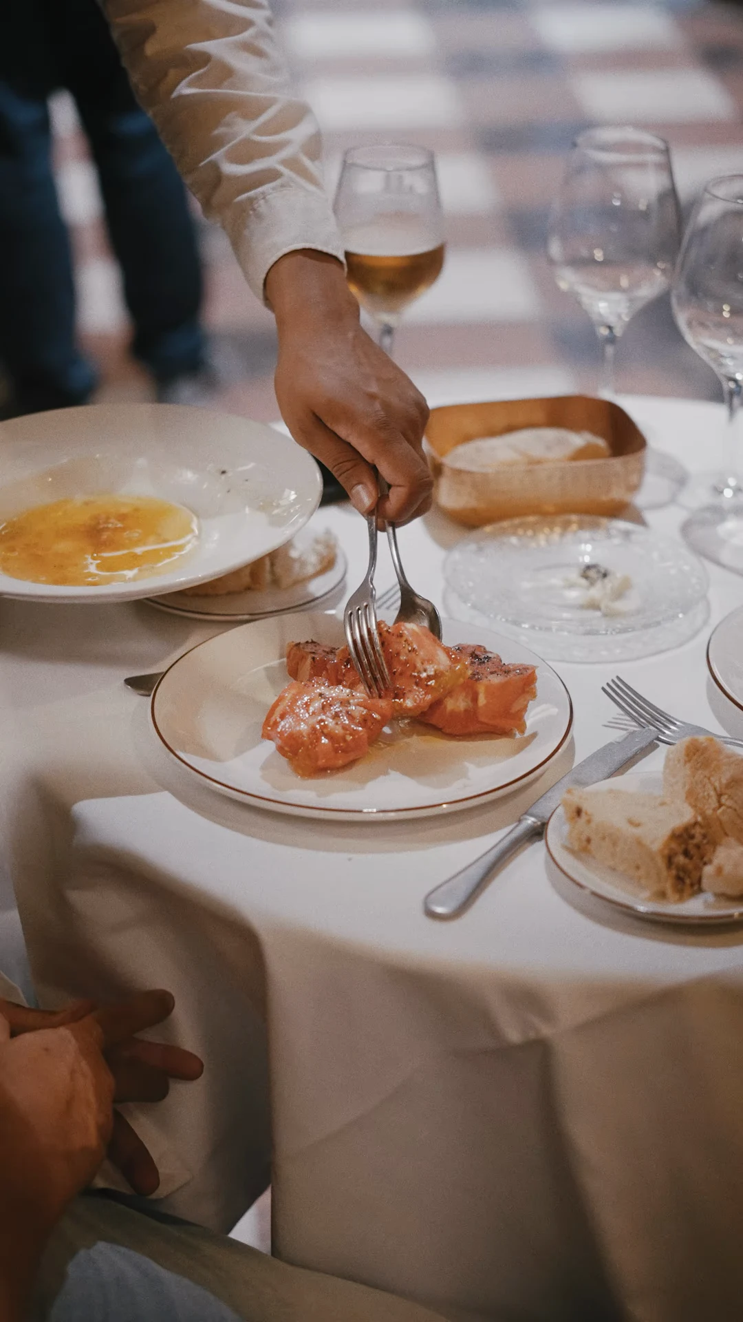Plato de salmón servido en la mesa de FOX