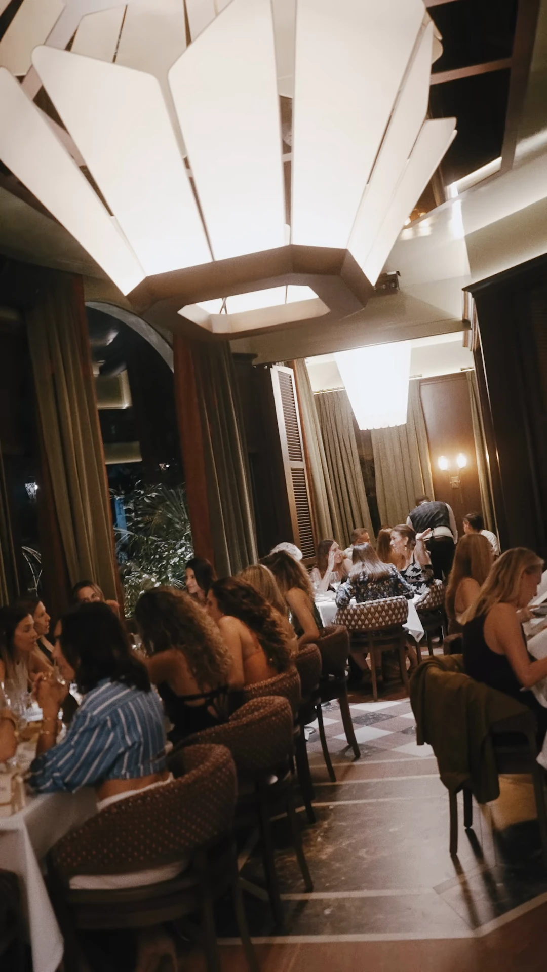 Salón de FOX lleno de comensales durante la cena