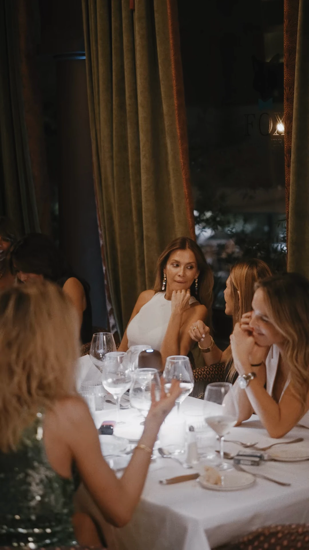 Amigas conversando durante una cena en FOX